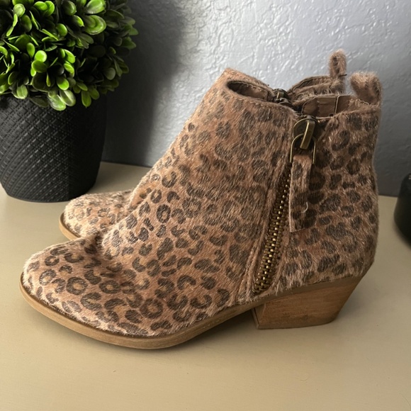Very G‎ Twinkle 2 Leopard Print Fuzzy Faux Fur Ankle Booties - Picture 2 of 6